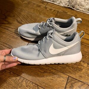 Nike roshe run size 6.5 grade school youth size